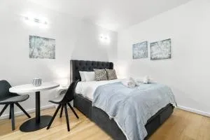 Charming City Escape Stylish CBD Suite with WiFi - Thebarton