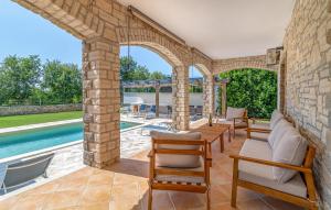 4 Bedroom Cozy Home In Cabrunici