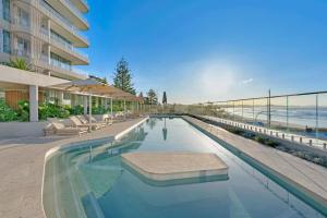 Miles at Kirra Point 1406