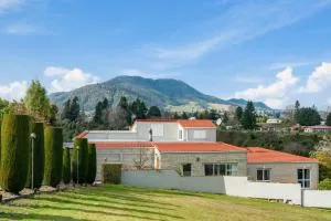 Tauhara Views - Lake Taupo Holiday Home - Wairakei