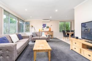 Elegant 4 Bedroom Home in Chifley - Hosted by Canstay