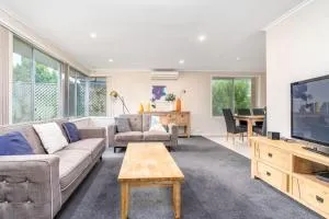 Luxurious 4 Bedroom Home in Chifley - Lyons