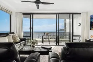 Belle Escapes 101 Rydges Plaza Esplanade with Panoramic Ocean Views - East Trinity
