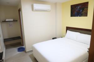 Capital O 90897 Island City Hotel