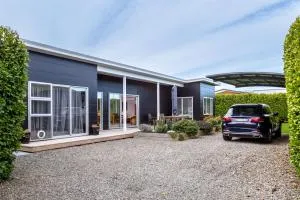 Wine Country Bach - Kahutara