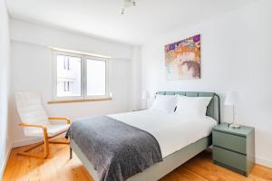 Oeiras Spacious and Coastal Flat