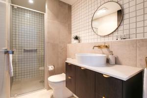 Elegant Bay Side 1-Bed Apartment with Views