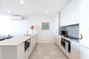 Bayfront Holiday Retreat with Parking