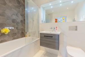 Chic 2BD Flat with Private Balcony in Battersea
