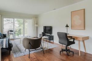 Blueground Palo Alto balcony courtyard wd SFO-1733