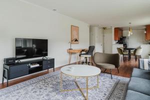 Blueground Palo Alto balcony courtyard wd SFO-1733