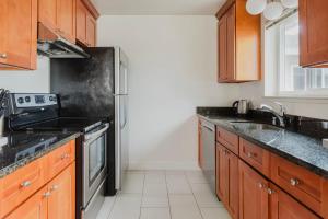 Blueground Palo Alto balcony courtyard wd SFO-1733