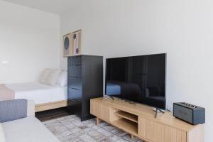 Blueground Revere gym EV charging pool wd BOS-1097