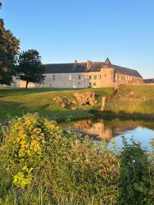 Sejours chez l'habitant CHATEAU DE FRANQUETOT & D Day Collins Museum : photos des chambres