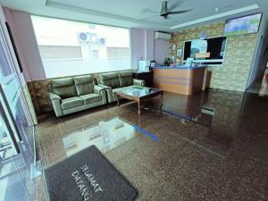 Lavender Riverside Hotel