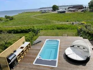 Luxury House by the Beach with Heated Pool and Panorama - 莫斯