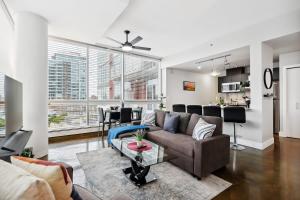 Upscale 2BR Condo - King Bed - Stunning Views