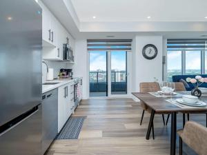 City View 1BR Condo - King Bed & Private Balcony