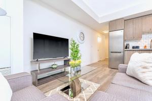 Condo Unit with Stunning Views & Amenities