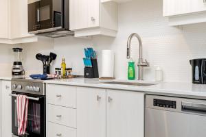 Luxury 1BR King Bed Unit - Private Balcony