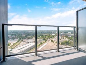 Modern 1BR Condo - King bed - Cityscape Views