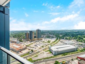 Modern 1BR Condo - King bed - Cityscape Views