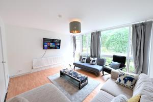 4 BEDROOM PATIO HOUSE REGENTS PARK - Parking