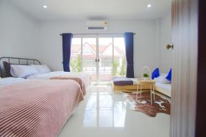 Trisisters Home by Greenway night market