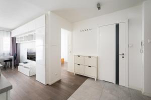 Chmielna Warsaw Downtown Apartment by BookingHost