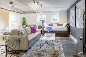 2BR Apartment - Steps To Downtown