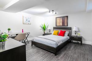 2BR Apartment - Steps To Downtown