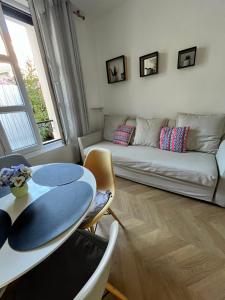 Appartement moderne et cosy , 5 min de la gare de RER D , remise des clés en main propre