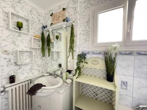 Maisons de vacances La roseliere Maison plain pied confortable belle decoration jardin magnifique 10 mn a pied centre ville Bayeux proche plages du debarquement : photos des chambres