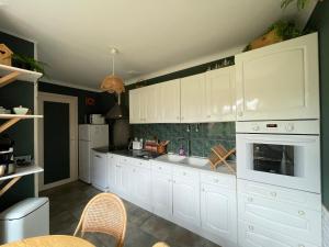 Maisons de vacances La roseliere Maison plain pied confortable belle decoration jardin magnifique 10 mn a pied centre ville Bayeux proche plages du debarquement : photos des chambres