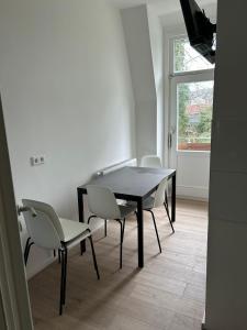 5 Betten - 2 Zimmer - Küche - Diele - Bad - A13