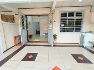 Lukut Holiday Home - Kampong Paya