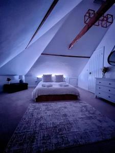 Corner House- hot tub and outdoor fireplace