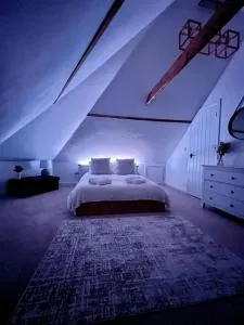 Corner House- with outdoor fireplace - Wartling