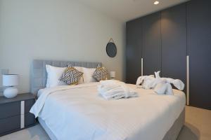 Chic 16th-Floor Apartment with Stunning Sea Views