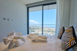 Chic 16th-Floor Apartment with Stunning Sea Views