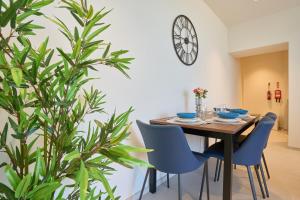 Chic 16th-Floor Apartment with Stunning Sea Views