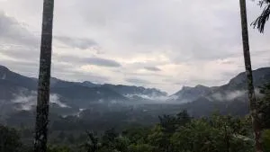 The Edge - Vāzhākulam