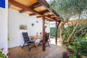 Casa de Flores - Garden Oasis 100 m from Beach, Jacuzzi, BBQ, Pets Welcome, Free Parking