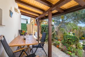 Casa de Flores - Garden Oasis 100 m from Beach, Jacuzzi, BBQ, Pets Welcome, Free Parking