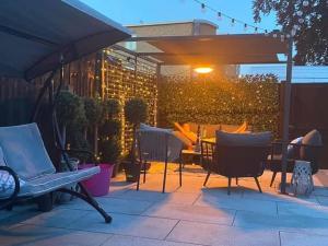 By Buildersbeds - Medora House - 4 bedrooms - Ubytování bez kategorie ve městě Romford