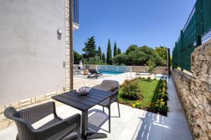 House Breeze - Premantura, 4 bedroom house with pool, jacuzzi, sauna and gaming room