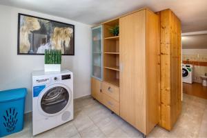 House Breeze - Premantura, 4 bedroom house with pool, jacuzzi, sauna and gaming room