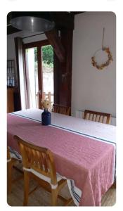 Chambre Vert Sauge, lit double 2 personnes, Maison en plein coeur du Parc Régional du Vexin