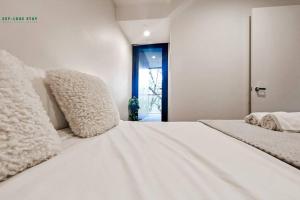 Elegant Apartment in Park with Rooftop Infinity Pool on St Kilda Road, Melbourne