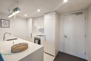 Elegant Apartment in Park with Rooftop Infinity Pool on St Kilda Road, Melbourne